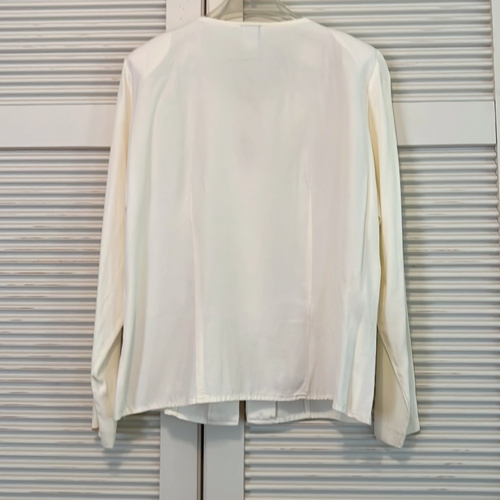 Sweet Keyhole Ivory Blouse🗝️❤️ - Picture 3 of 6